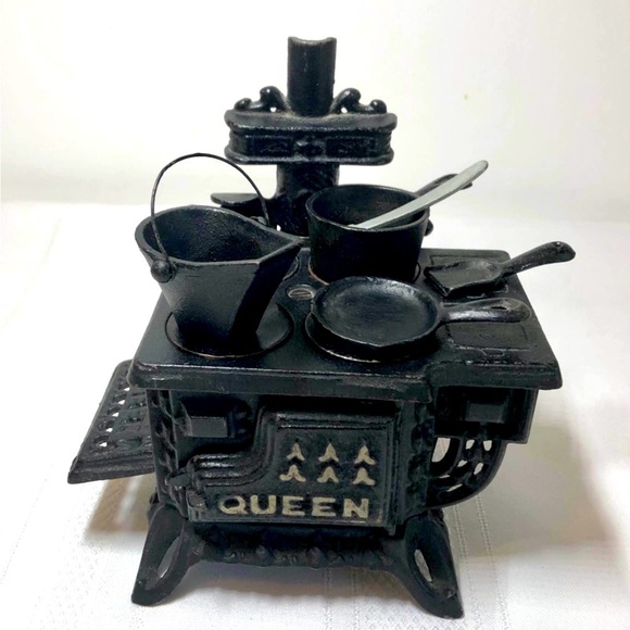 Vintage cast iron stove. QUEEN. Accessories. Pot. Pan. Burner covers.Miniature - Picture 1 of 4